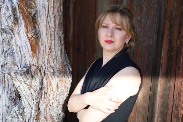 Gölün kenarındaki parkta güzel bir Rus kadının fotoğrafı.