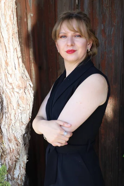 Gölün kenarındaki parkta güzel bir Rus kadının fotoğrafı.