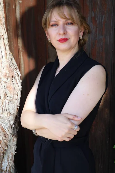 Gölün kenarındaki parkta güzel bir Rus kadının fotoğrafı.