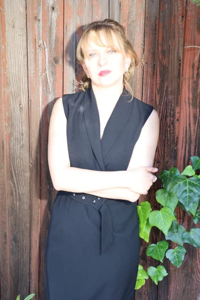 Gölün kenarındaki parkta güzel bir Rus kadının fotoğrafı.