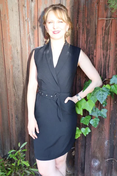 Gölün kenarındaki parkta güzel bir Rus kadının fotoğrafı.