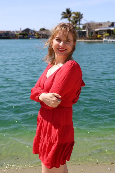 Gölün kenarındaki parkta güzel bir Rus kadının fotoğrafı.