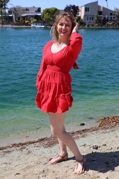 Gölün kenarındaki parkta güzel bir Rus kadının fotoğrafı.