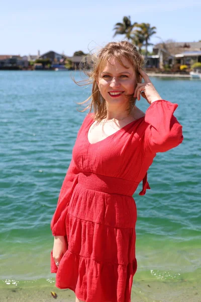 Gölün kenarındaki parkta güzel bir Rus kadının fotoğrafı.