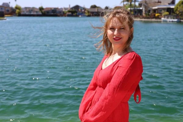 Gölün kenarındaki parkta güzel bir Rus kadının fotoğrafı.