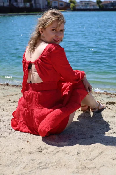 Gölün Kenarındaki Parkta Güzel Bir Rus Kadının Fotoğrafı — Stok fotoğraf