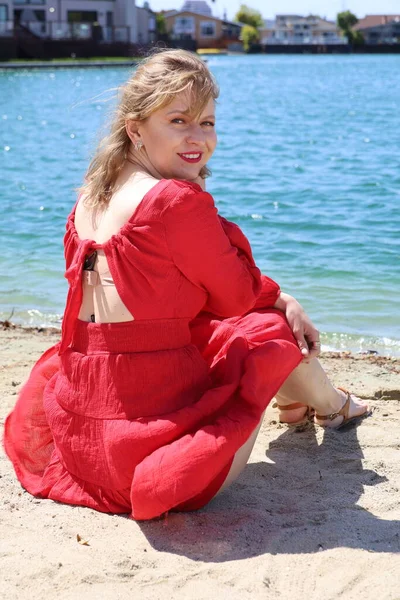 Gölün kenarındaki parkta güzel bir Rus kadının fotoğrafı.