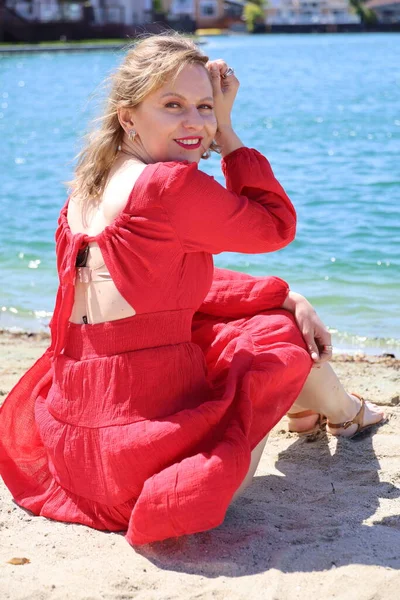 Gölün kenarındaki parkta güzel bir Rus kadının fotoğrafı.