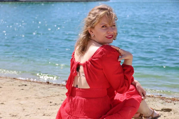 Gölün kenarındaki parkta güzel bir Rus kadının fotoğrafı.