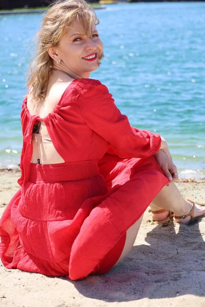 Gölün kenarındaki parkta güzel bir Rus kadının fotoğrafı.