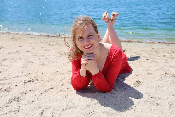 Gölün kenarındaki parkta güzel bir Rus kadının fotoğrafı.