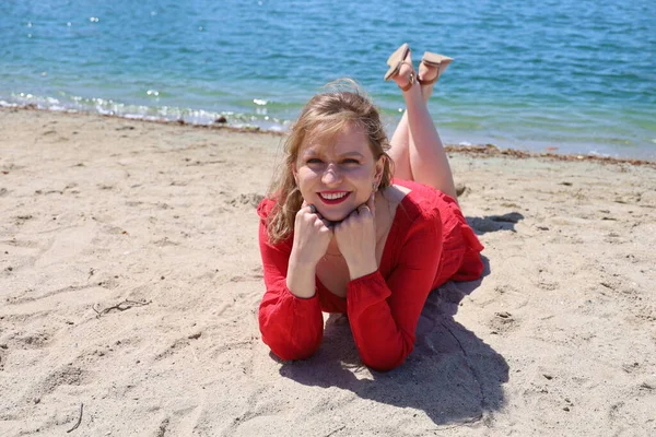 Gölün kenarındaki parkta güzel bir Rus kadının fotoğrafı.