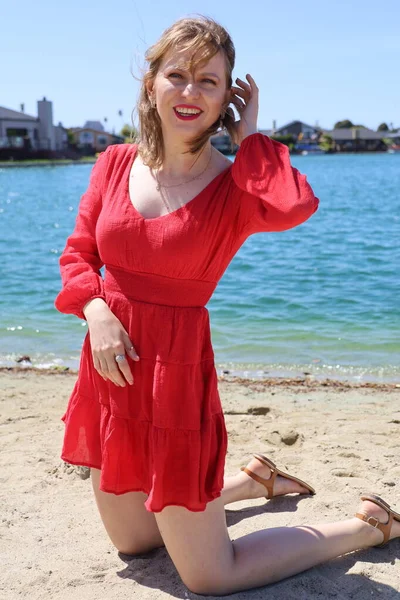 Gölün kenarındaki parkta güzel bir Rus kadının fotoğrafı.