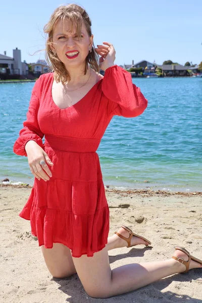 Gölün kenarındaki parkta güzel bir Rus kadının fotoğrafı.