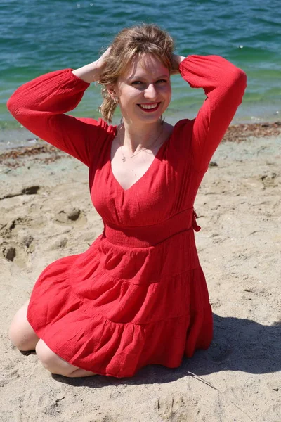 Gölün kenarındaki parkta güzel bir Rus kadının fotoğrafı.