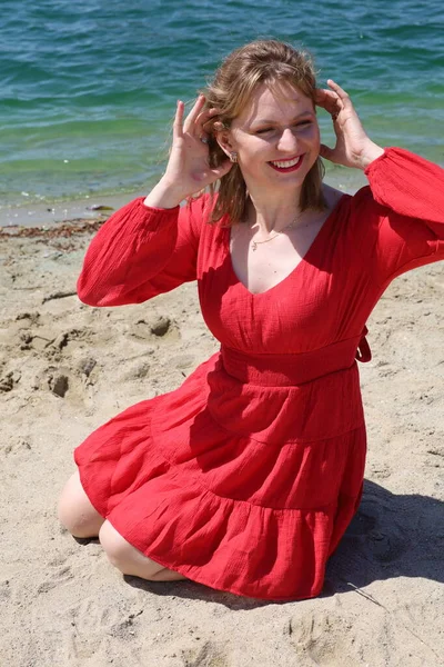 Gölün kenarındaki parkta güzel bir Rus kadının fotoğrafı.