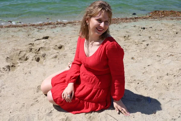 Gölün Kenarındaki Parkta Güzel Bir Rus Kadının Fotoğrafı — Stok fotoğraf