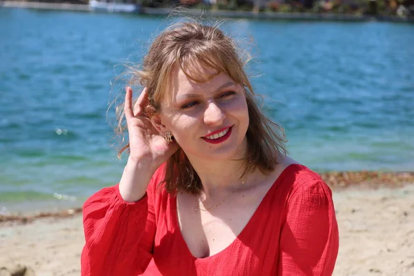 Gölün kenarındaki parkta güzel bir Rus kadının fotoğrafı.