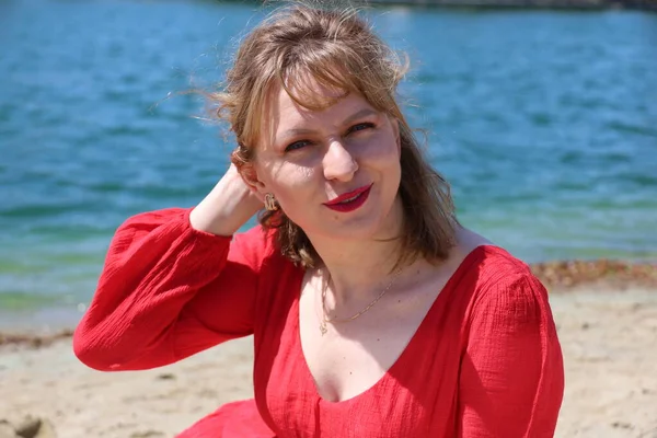 Gölün kenarındaki parkta güzel bir Rus kadının fotoğrafı.