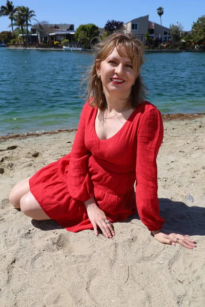 Gölün kenarındaki parkta güzel bir Rus kadının fotoğrafı.