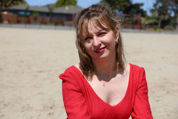 Gölün kenarındaki parkta güzel bir Rus kadının fotoğrafı.