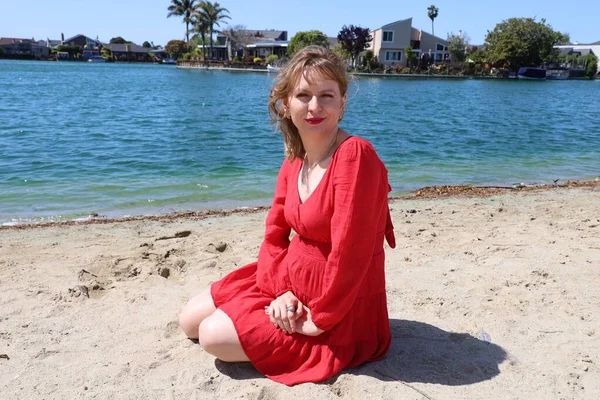 Gölün kenarındaki parkta güzel bir Rus kadının fotoğrafı.