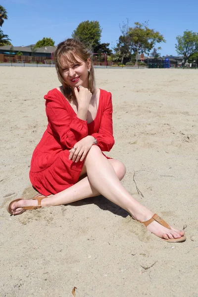 Gölün kenarındaki parkta güzel bir Rus kadının fotoğrafı.