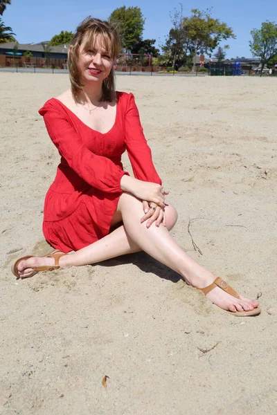 Gölün kenarındaki parkta güzel bir Rus kadının fotoğrafı.