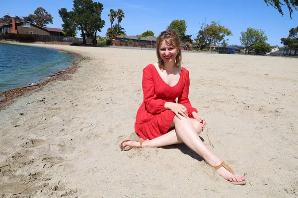 Gölün kenarındaki parkta güzel bir Rus kadının fotoğrafı.