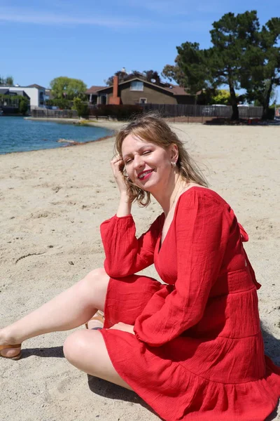 Gölün kenarındaki parkta güzel bir Rus kadının fotoğrafı.