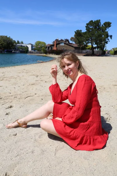 Gölün kenarındaki parkta güzel bir Rus kadının fotoğrafı.