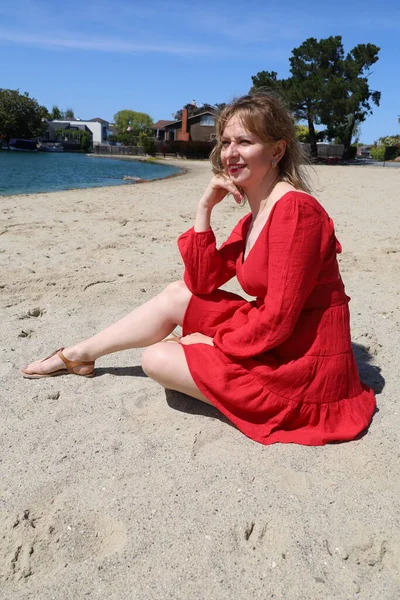 Gölün kenarındaki parkta güzel bir Rus kadının fotoğrafı.