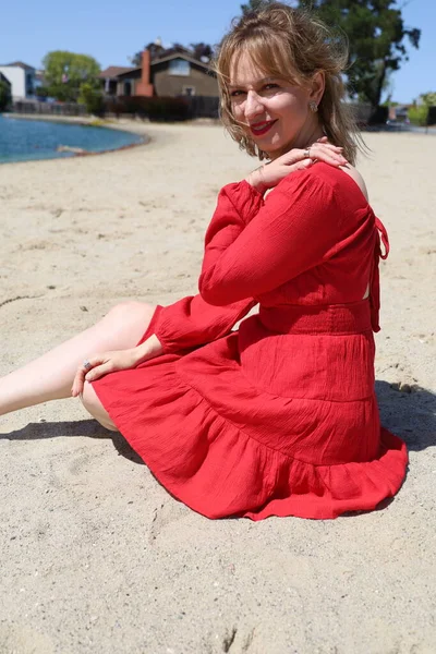 Gölün kenarındaki parkta güzel bir Rus kadının fotoğrafı.