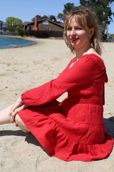 Gölün kenarındaki parkta güzel bir Rus kadının fotoğrafı.