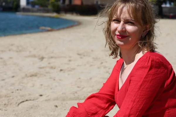 Gölün kenarındaki parkta güzel bir Rus kadının fotoğrafı.