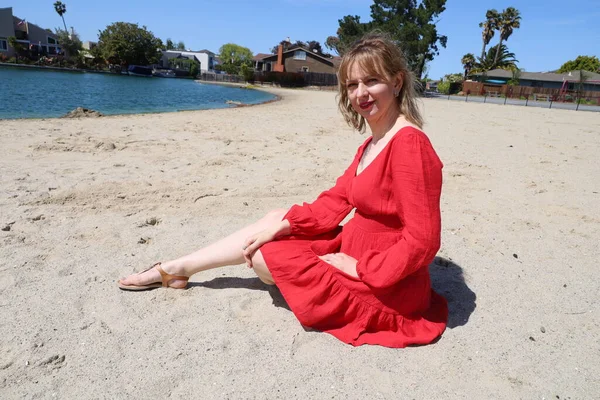 Gölün kenarındaki parkta güzel bir Rus kadının fotoğrafı.