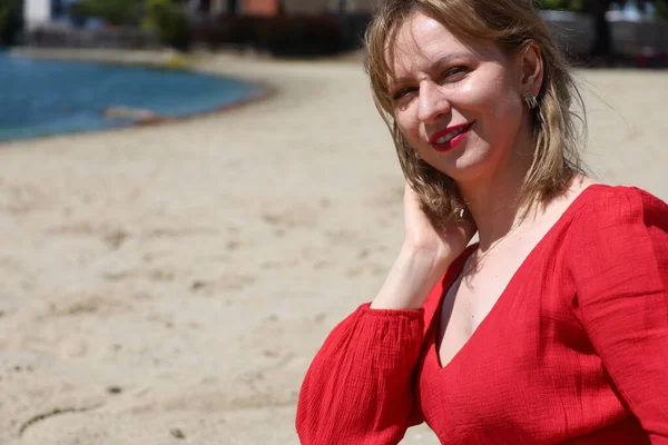 Gölün kenarındaki parkta güzel bir Rus kadının fotoğrafı.