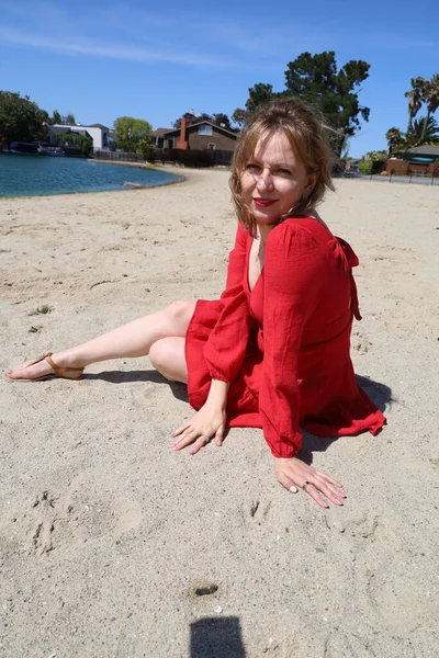 Gölün kenarındaki parkta güzel bir Rus kadının fotoğrafı.