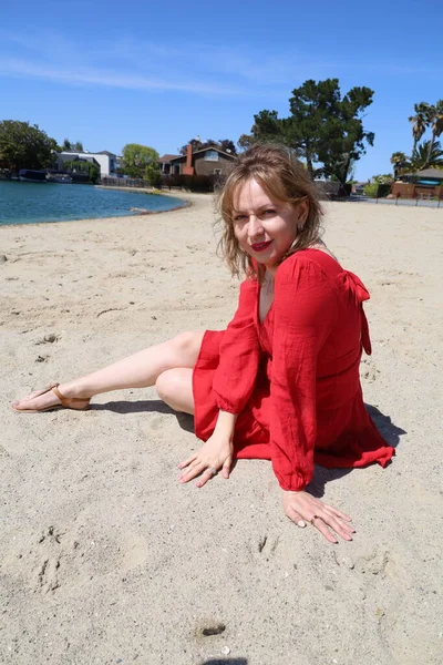 Gölün kenarındaki parkta güzel bir Rus kadının fotoğrafı.