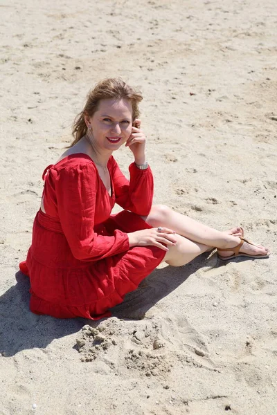 Gölün kenarındaki parkta güzel bir Rus kadının fotoğrafı.