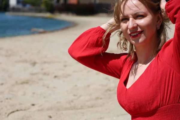 Gölün kenarındaki parkta güzel bir Rus kadının fotoğrafı.