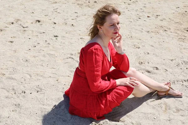 Gölün kenarındaki parkta güzel bir Rus kadının fotoğrafı.