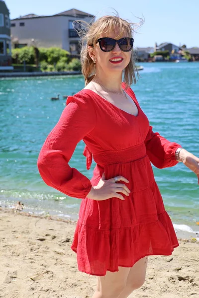 Gölün kenarındaki parkta güzel bir Rus kadının fotoğrafı.