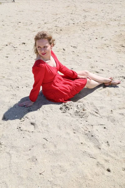 Gölün kenarındaki parkta güzel bir Rus kadının fotoğrafı.