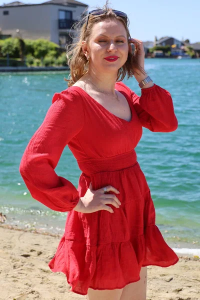 Gölün kenarındaki parkta güzel bir Rus kadının fotoğrafı.