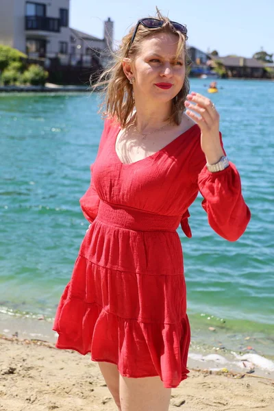 Gölün kenarındaki parkta güzel bir Rus kadının fotoğrafı.