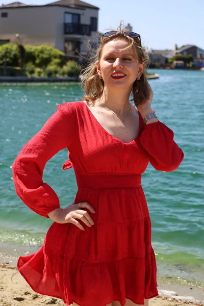 Gölün kenarındaki parkta güzel bir Rus kadının fotoğrafı.