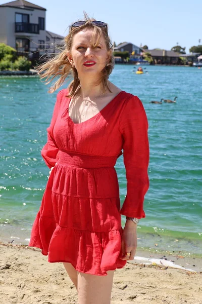 Foto Der Schönen Russischen Dame Einem Park Einem See — Stockfoto