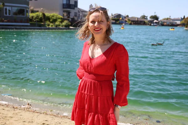 Gölün kenarındaki parkta güzel bir Rus kadının fotoğrafı.