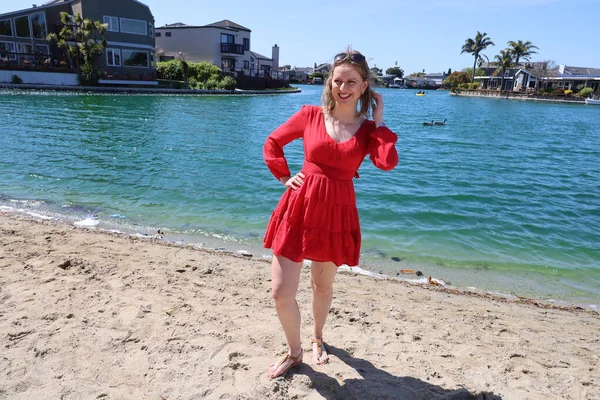 Gölün kenarındaki parkta güzel bir Rus kadının fotoğrafı.